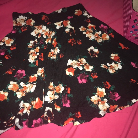 Black flower skirt ❤️ - Picture 1 of 1